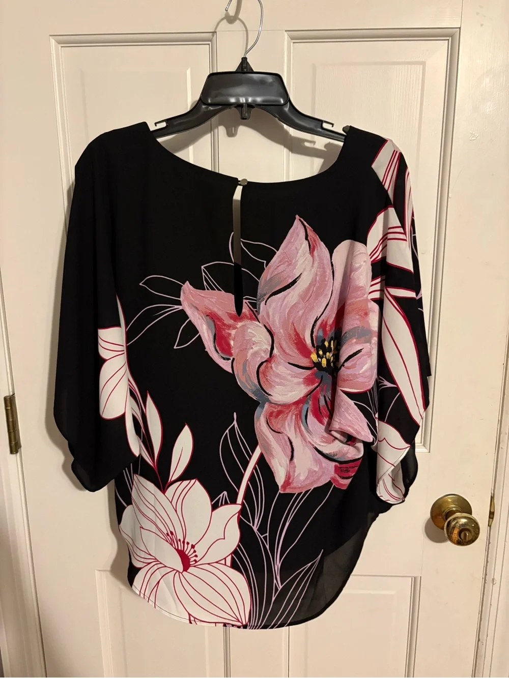 NWT White House Black Market Black Floral V-Neck Flutter Sleeve Blouse - Picture 3 of 6